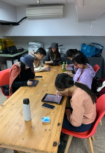 學生上電繪課程時